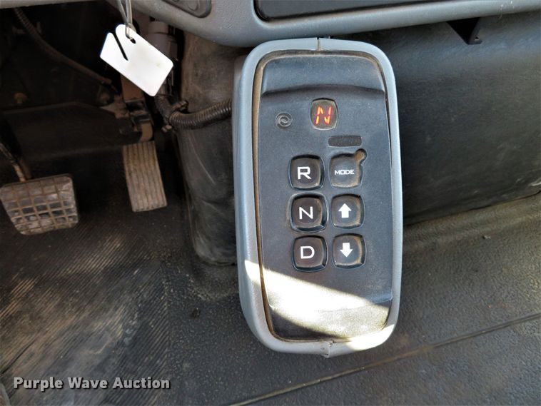 image for item DI3853 2005 International 7400  roll-off container truck