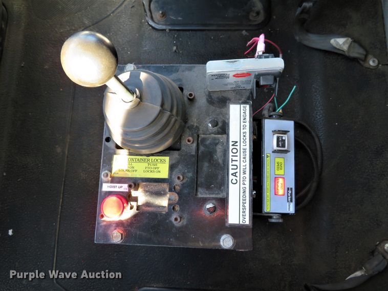 image for item DI3853 2005 International 7400  roll-off container truck