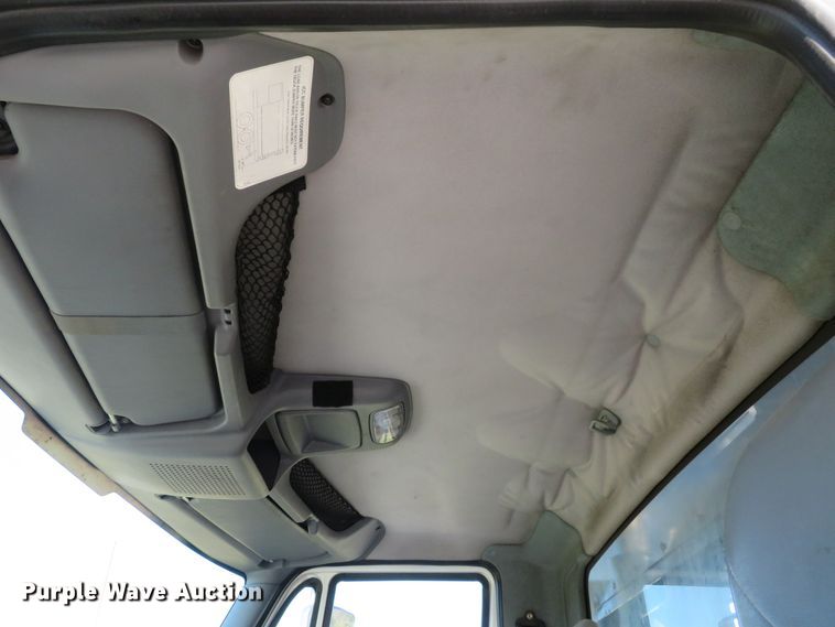 image for item DI3853 2005 International 7400  roll-off container truck