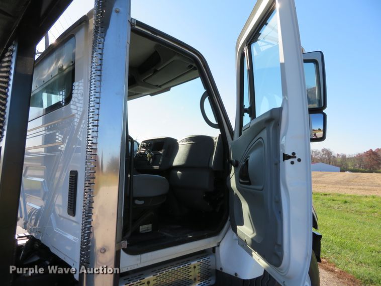 image for item DI3853 2005 International 7400  roll-off container truck