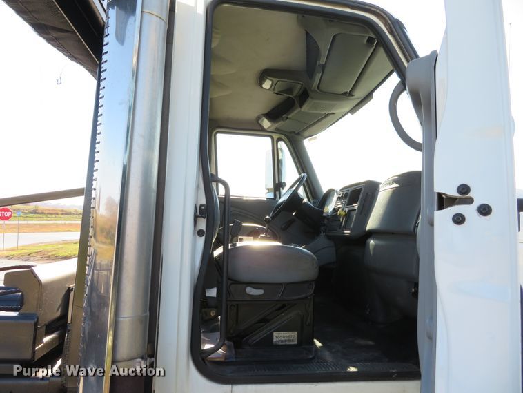 image for item DI3853 2005 International 7400  roll-off container truck