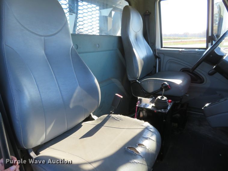 image for item DI3853 2005 International 7400  roll-off container truck