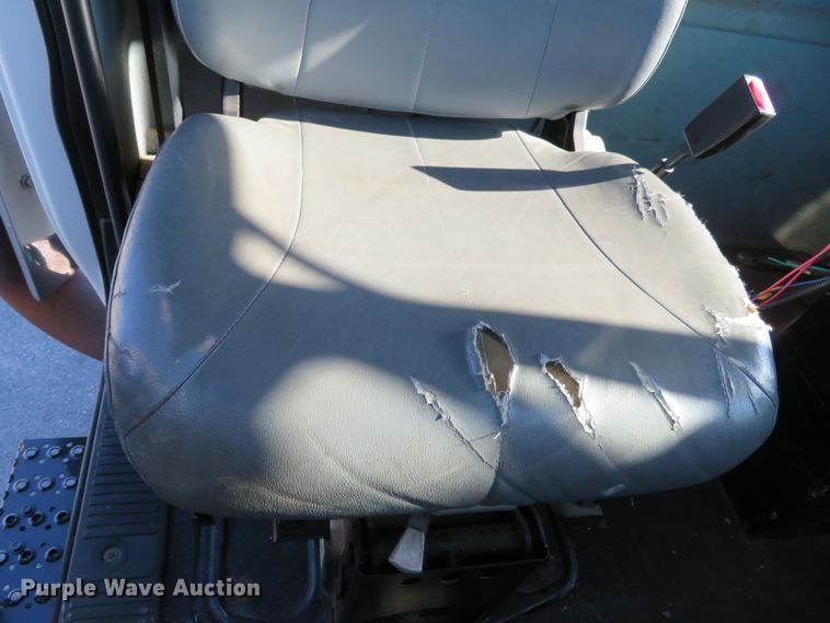 image for item DI3853 2005 International 7400  roll-off container truck