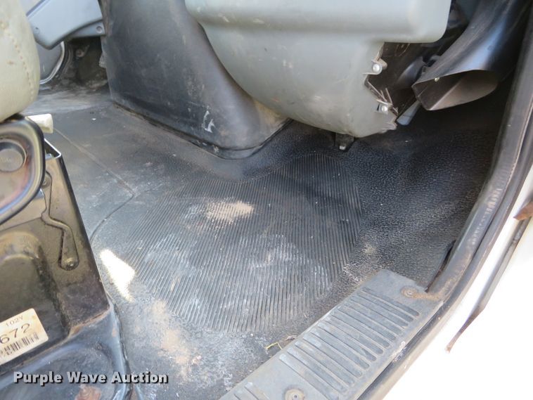 image for item DI3853 2005 International 7400  roll-off container truck