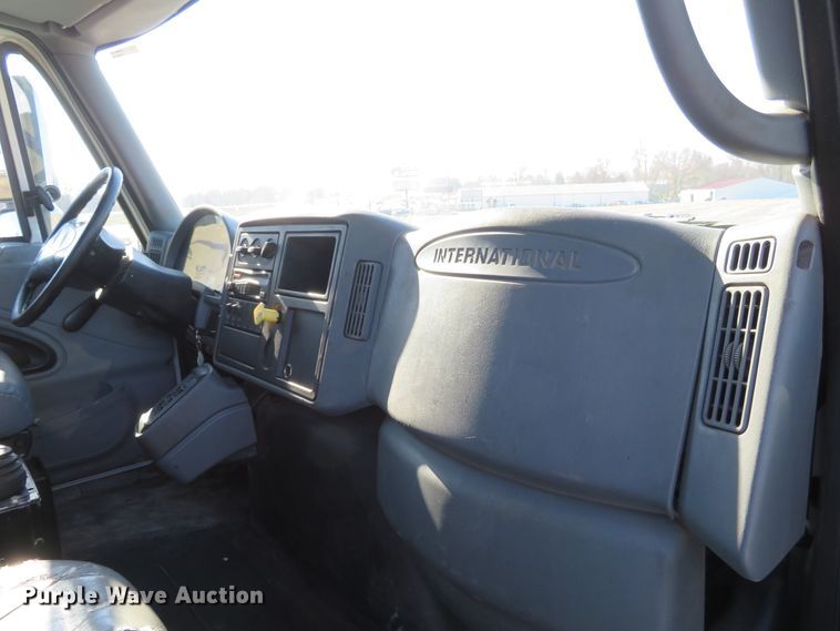 image for item DI3853 2005 International 7400  roll-off container truck