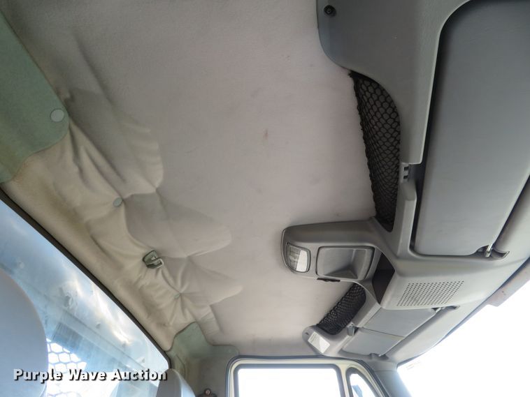 image for item DI3853 2005 International 7400  roll-off container truck