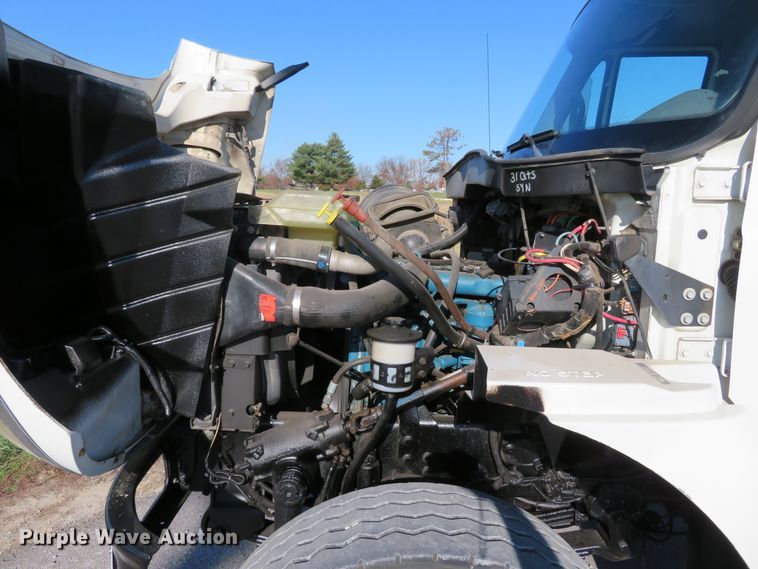 image for item DI3853 2005 International 7400  roll-off container truck