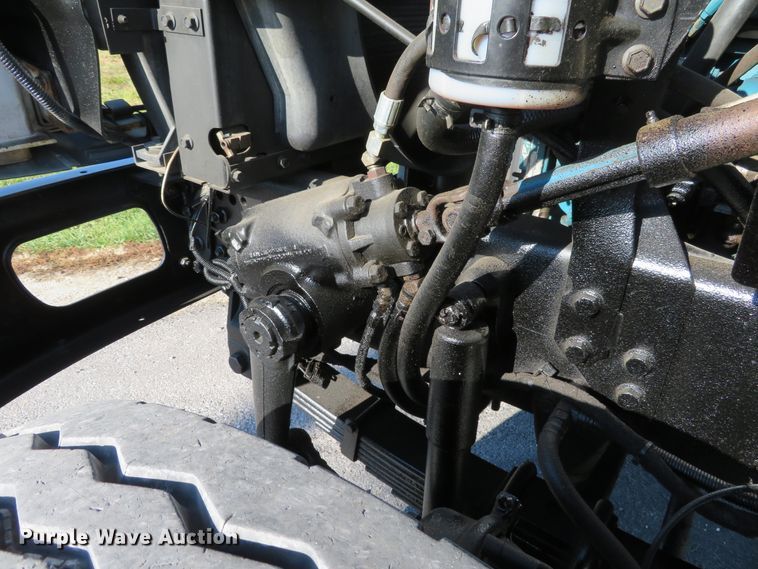 image for item DI3853 2005 International 7400  roll-off container truck