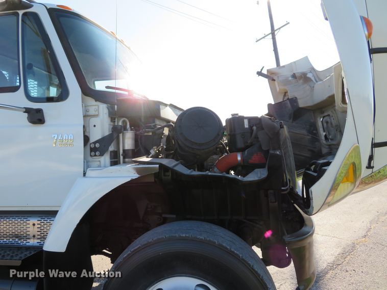 image for item DI3853 2005 International 7400  roll-off container truck