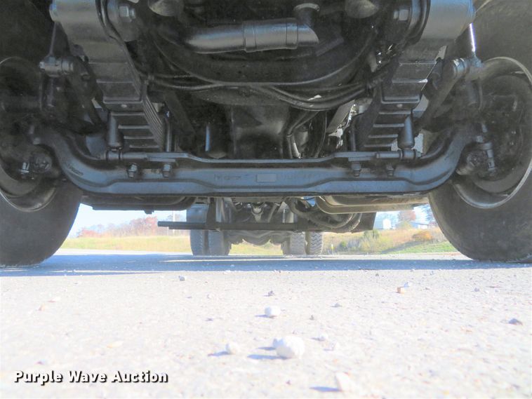 image for item DI3853 2005 International 7400  roll-off container truck