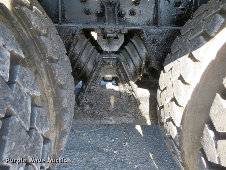 image for item DI3853 2005 International 7400  roll-off container truck