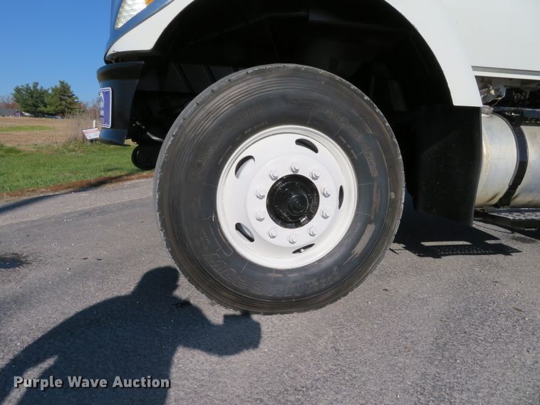 image for item DI3853 2005 International 7400  roll-off container truck