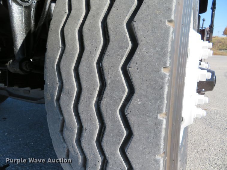 image for item DI3853 2005 International 7400  roll-off container truck