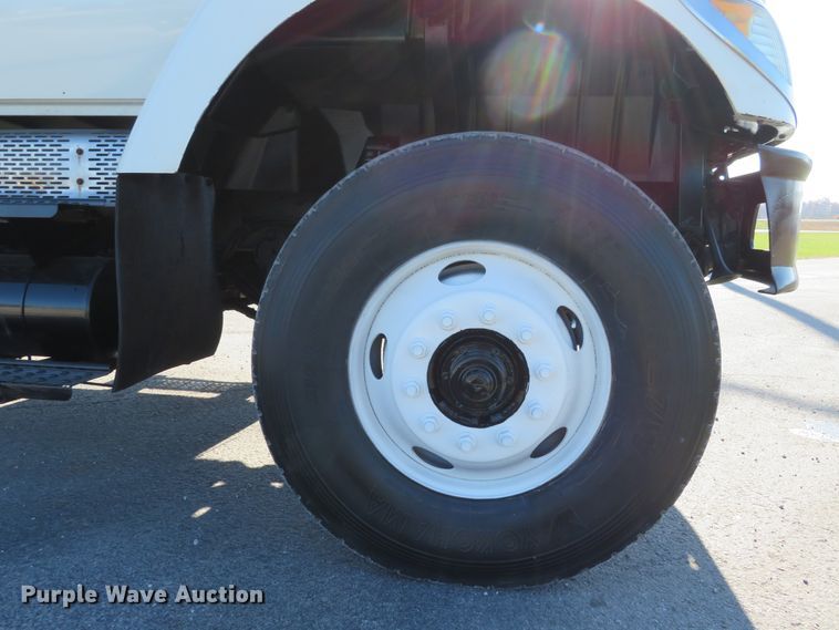 image for item DI3853 2005 International 7400  roll-off container truck