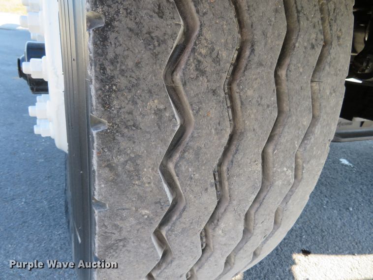 image for item DI3853 2005 International 7400  roll-off container truck