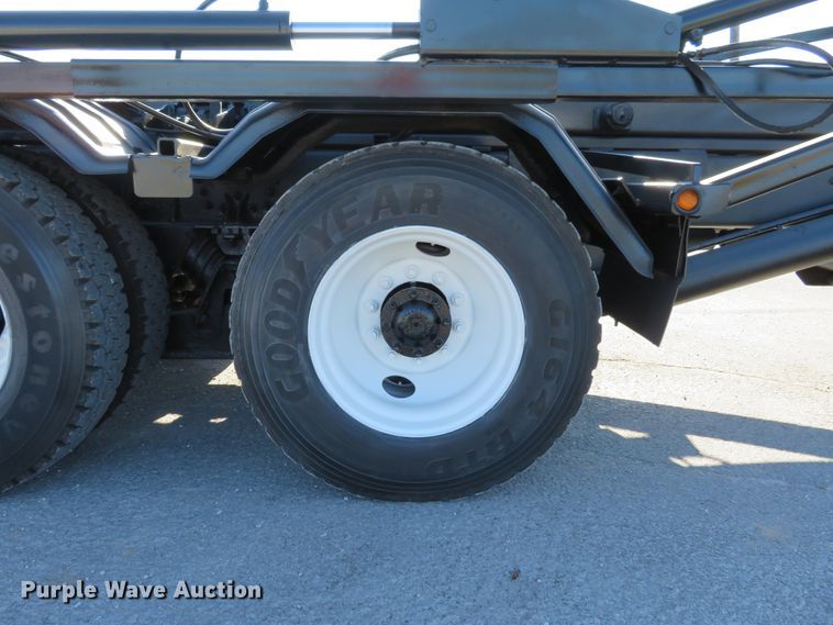 image for item DI3853 2005 International 7400  roll-off container truck