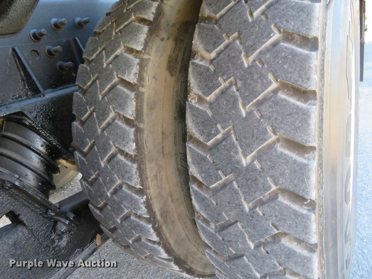 image for item DI3853 2005 International 7400  roll-off container truck