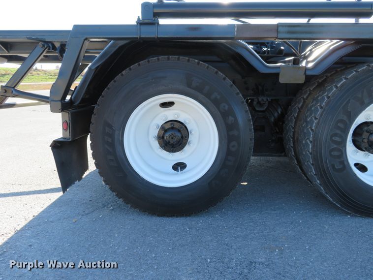 image for item DI3853 2005 International 7400  roll-off container truck