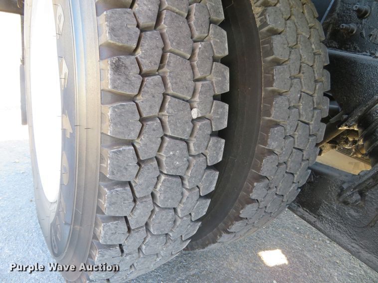 image for item DI3853 2005 International 7400  roll-off container truck