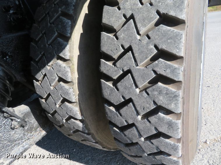 image for item DI3853 2005 International 7400  roll-off container truck