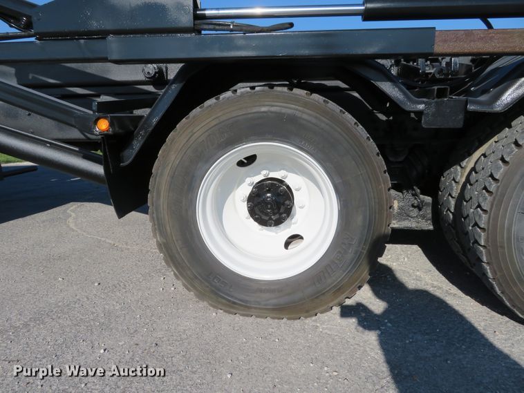 image for item DI3853 2005 International 7400  roll-off container truck