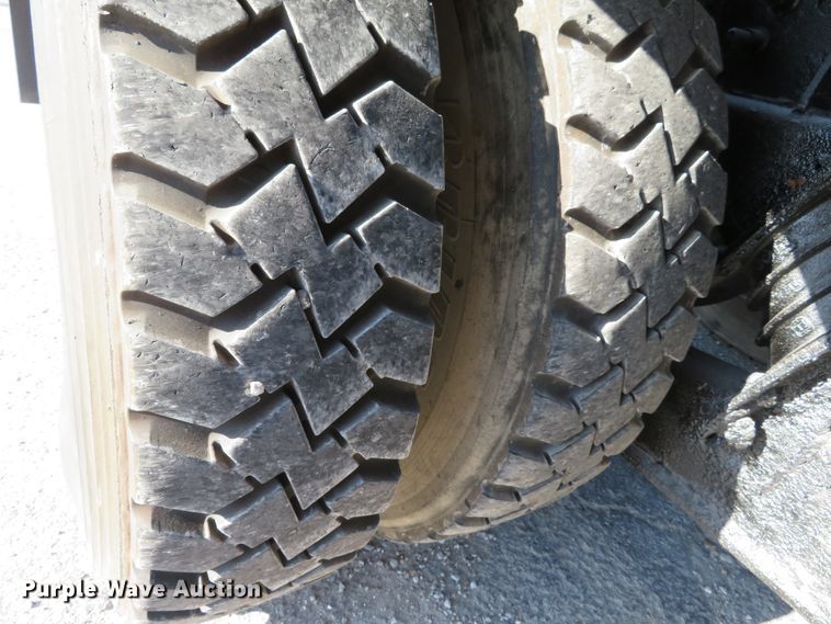 image for item DI3853 2005 International 7400  roll-off container truck