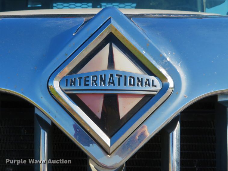 image for item DI3853 2005 International 7400  roll-off container truck