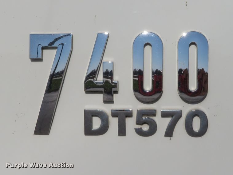 image for item DI3853 2005 International 7400  roll-off container truck