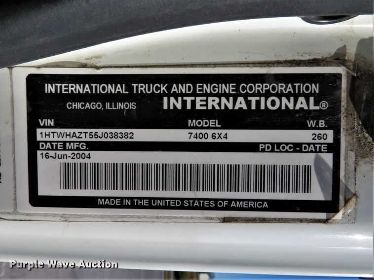 image for item DI3853 2005 International 7400  roll-off container truck
