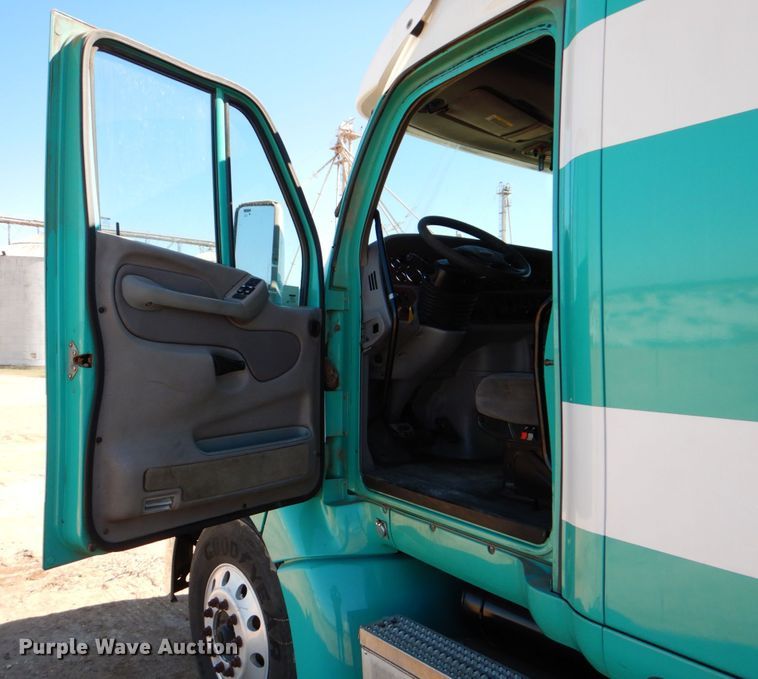 image for item DJ0753 2010 Peterbilt 387  semi truck