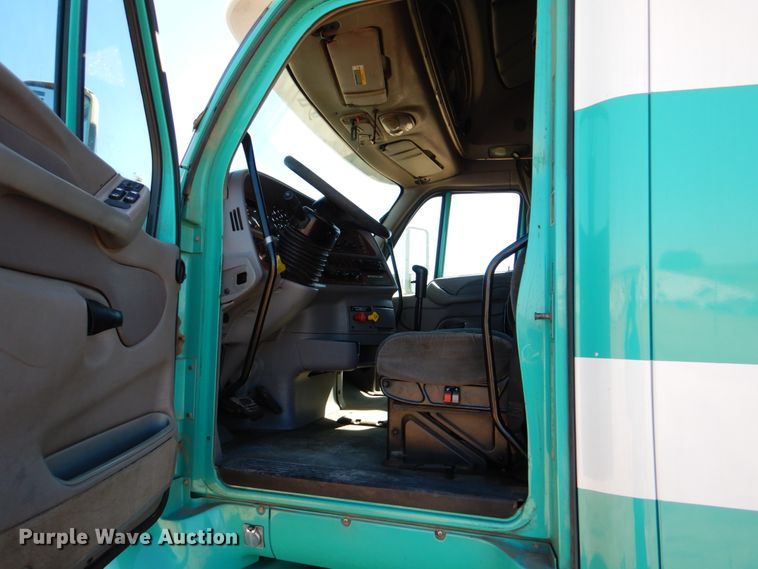 image for item DJ0753 2010 Peterbilt 387  semi truck