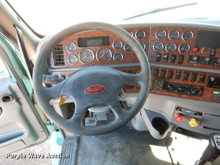 image for item DJ0753 2010 Peterbilt 387  semi truck