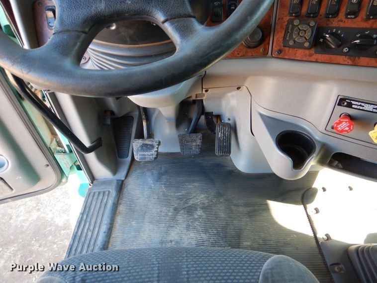 image for item DJ0753 2010 Peterbilt 387  semi truck