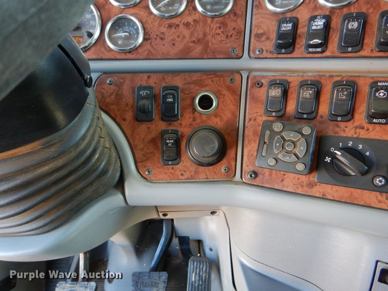 image for item DJ0753 2010 Peterbilt 387  semi truck