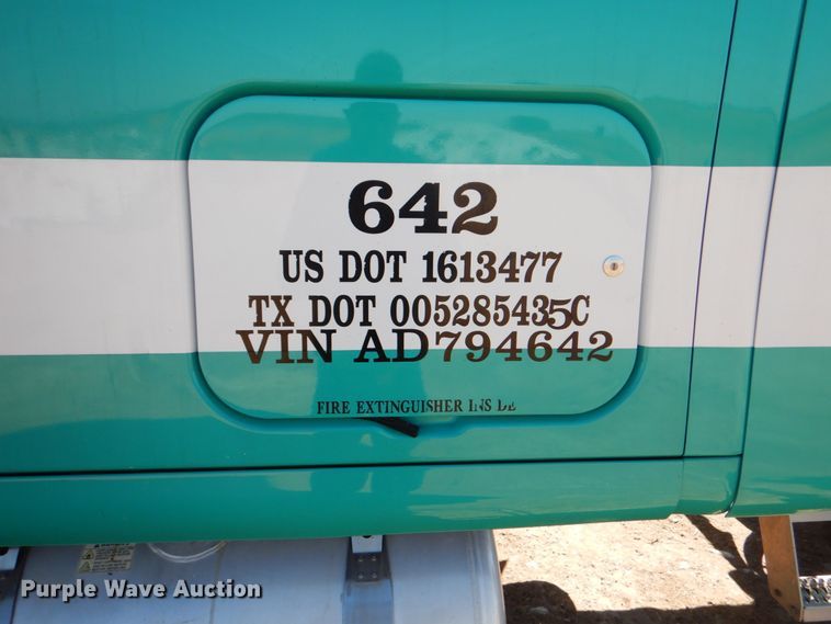 image for item DJ0753 2010 Peterbilt 387  semi truck