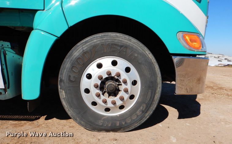 image for item DJ0753 2010 Peterbilt 387  semi truck