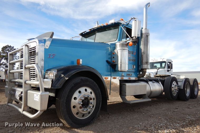 image for item DJ5817 2000 Freightliner FLD120 Classic XL  semi truck