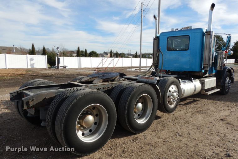 image for item DJ5817 2000 Freightliner FLD120 Classic XL  semi truck