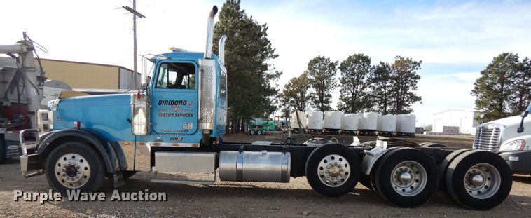 image for item DJ5817 2000 Freightliner FLD120 Classic XL  semi truck