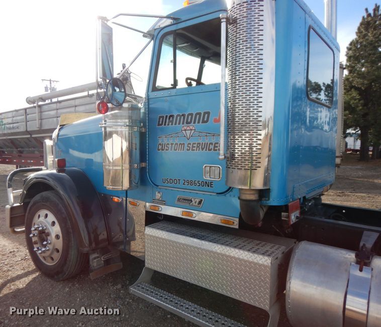 image for item DJ5817 2000 Freightliner FLD120 Classic XL  semi truck