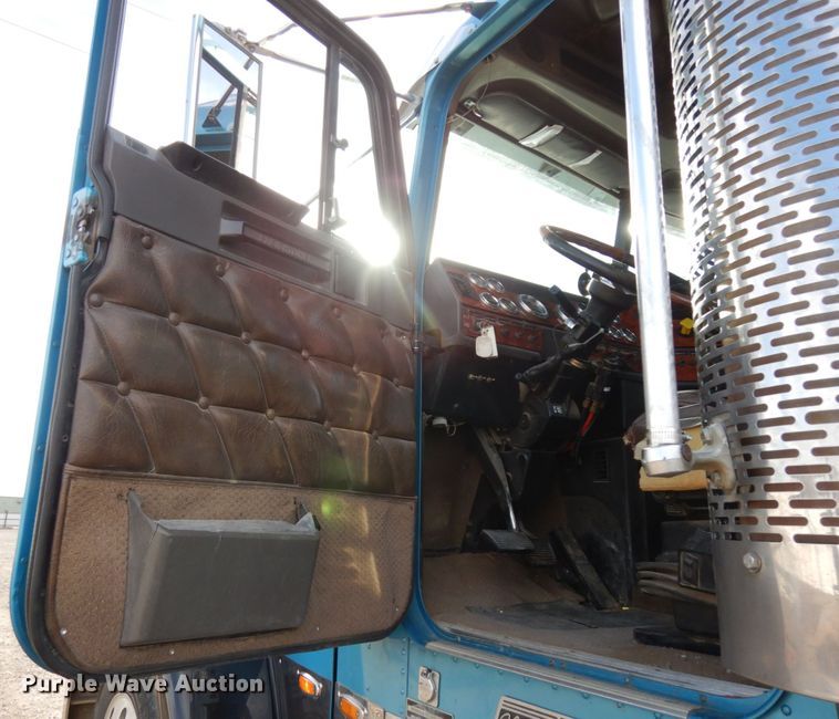 image for item DJ5817 2000 Freightliner FLD120 Classic XL  semi truck