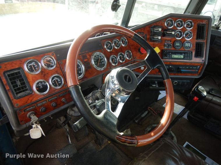 image for item DJ5817 2000 Freightliner FLD120 Classic XL  semi truck