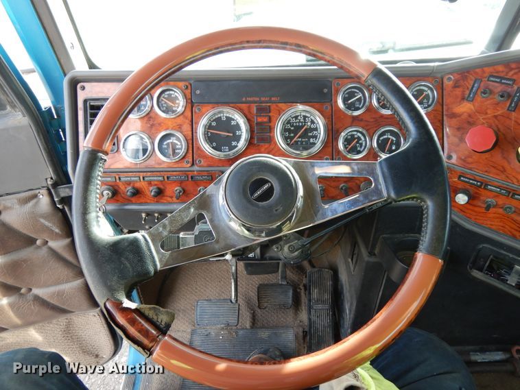 image for item DJ5817 2000 Freightliner FLD120 Classic XL  semi truck