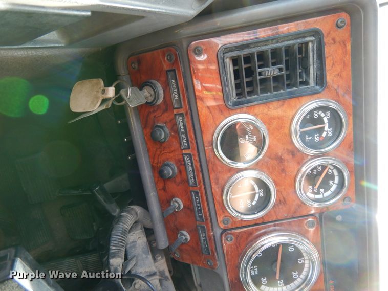 image for item DJ5817 2000 Freightliner FLD120 Classic XL  semi truck