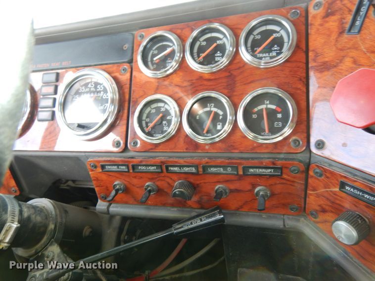 image for item DJ5817 2000 Freightliner FLD120 Classic XL  semi truck