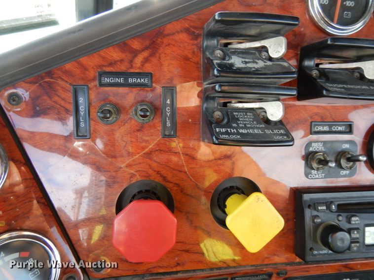 image for item DJ5817 2000 Freightliner FLD120 Classic XL  semi truck