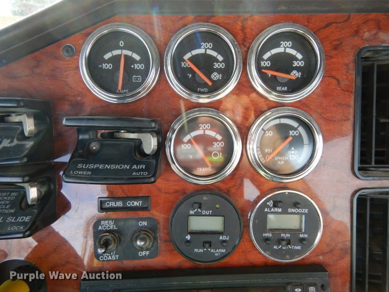 image for item DJ5817 2000 Freightliner FLD120 Classic XL  semi truck