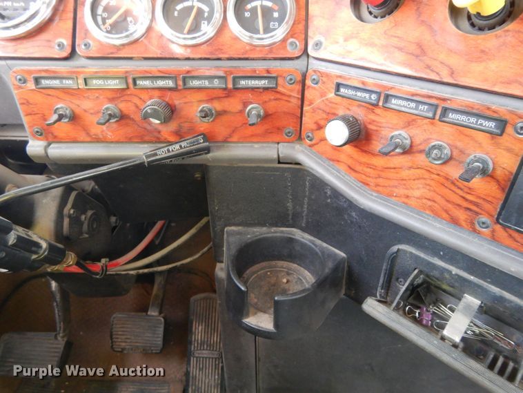 image for item DJ5817 2000 Freightliner FLD120 Classic XL  semi truck