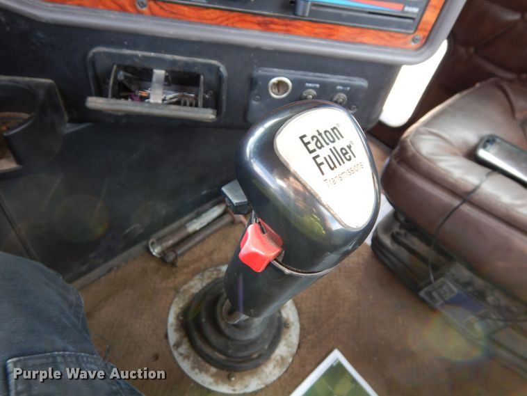 image for item DJ5817 2000 Freightliner FLD120 Classic XL  semi truck