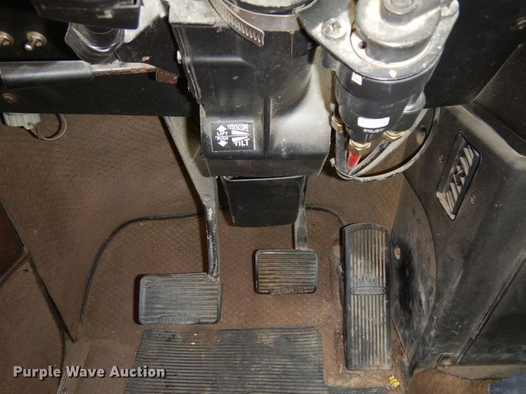 image for item DJ5817 2000 Freightliner FLD120 Classic XL  semi truck